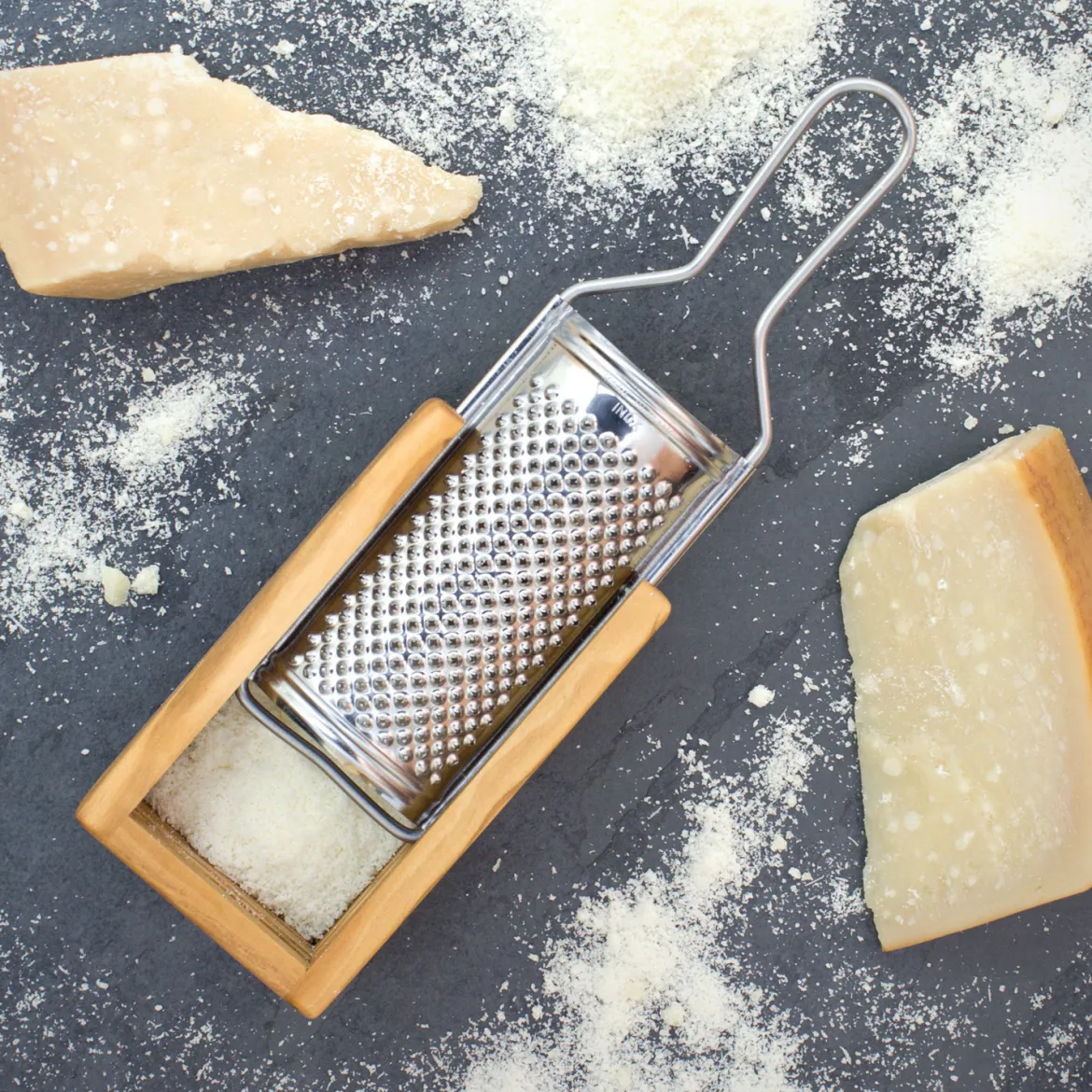 Parmesan Box mit Reibe, 15 x 7 x 8,5 cm